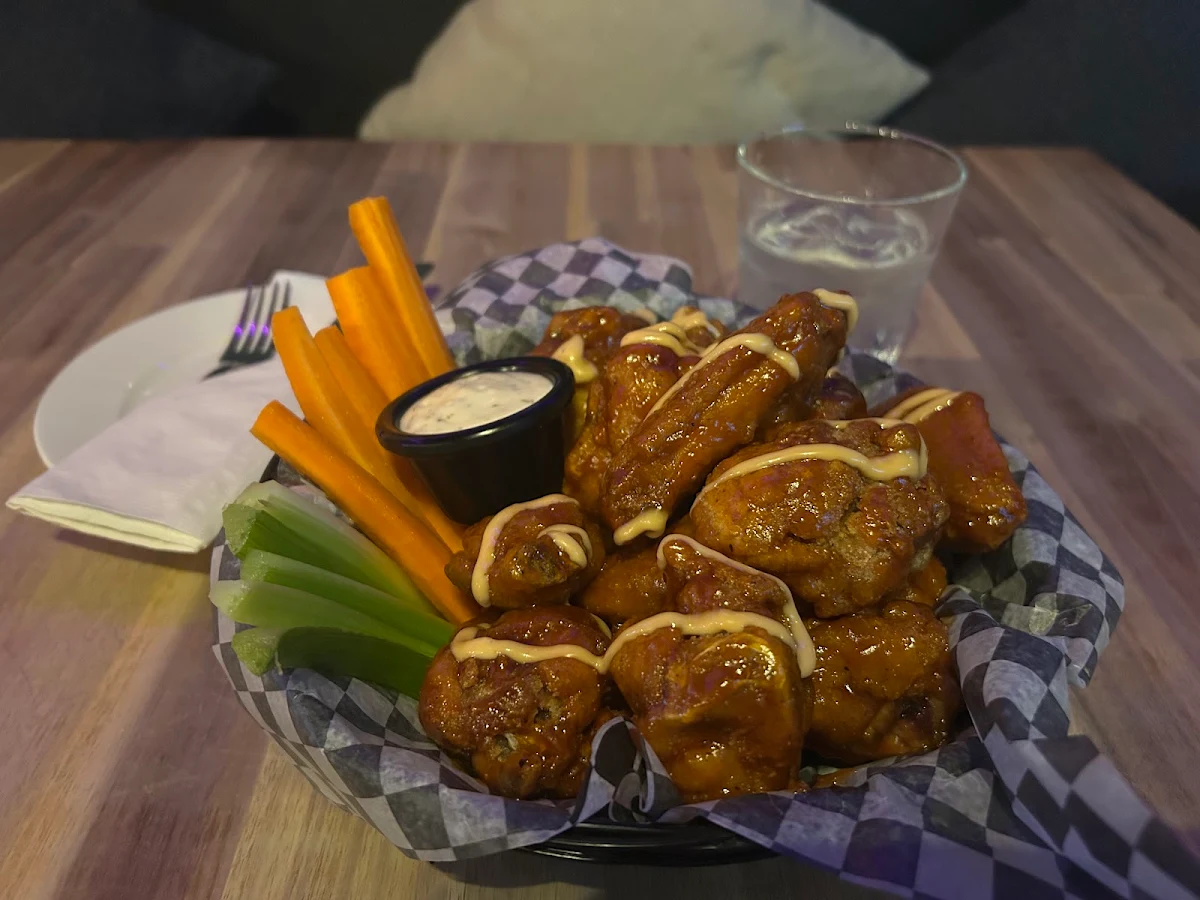 Food & drink, Wings & Sips