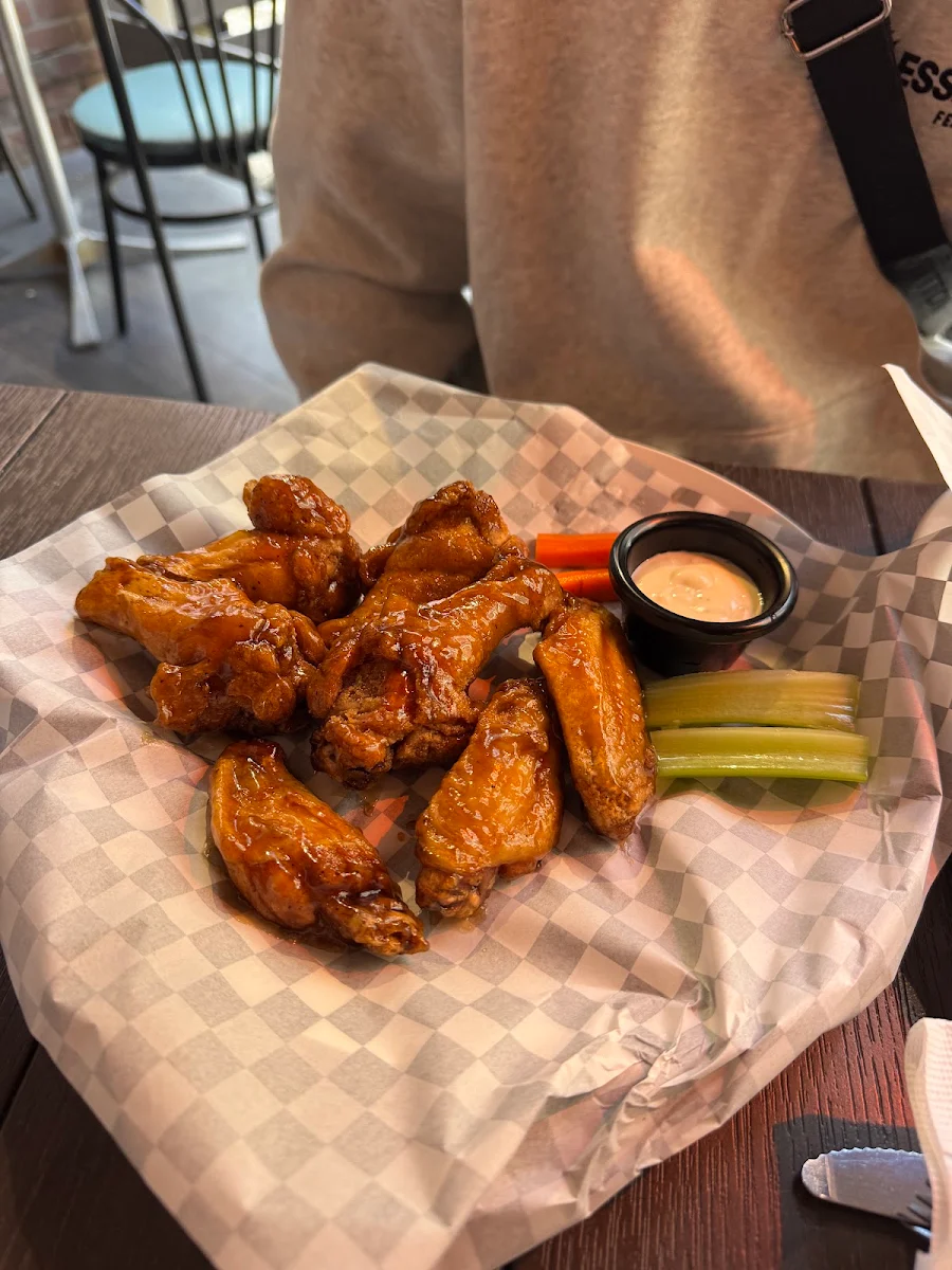 Food & drink, Wings & Sips