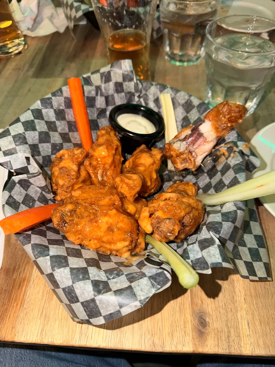 Food & drink, Wings & Sips