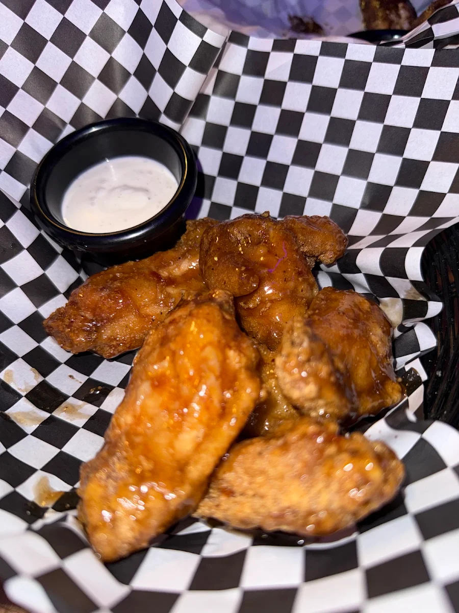Food & drink, Wings & Sips