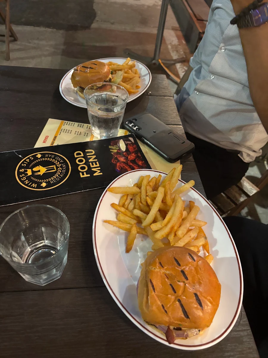 Food & drink, Wings & Sips