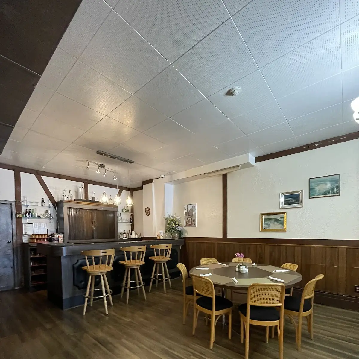 Vibe, Basell’s Restaurant & Tavern