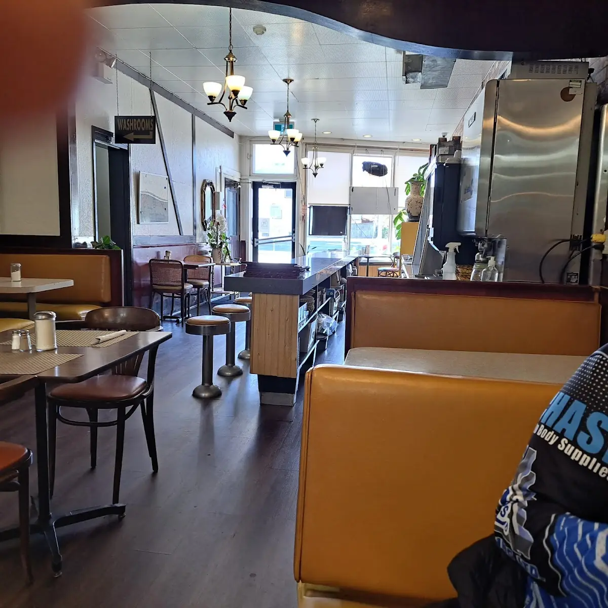 Vibe, Basell’s Restaurant & Tavern