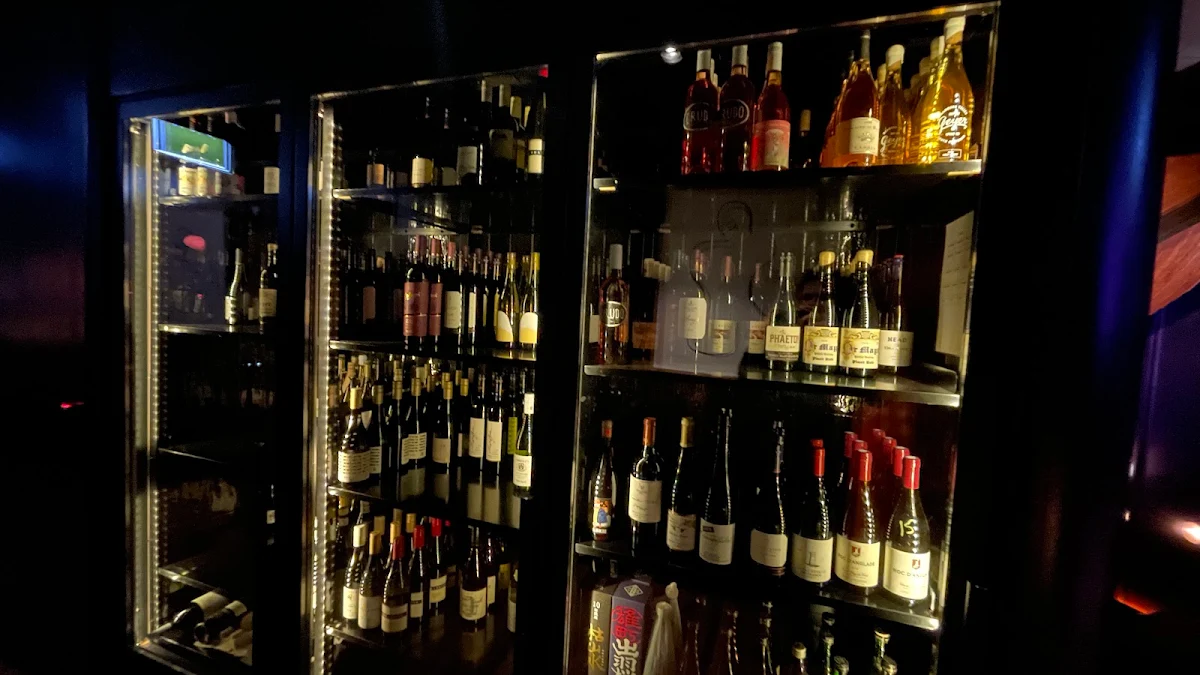 Vibe, Smoke Bar