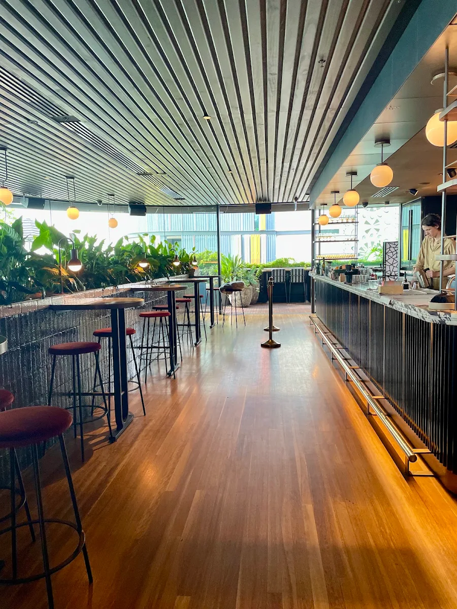 Vibe, Smoke Bar