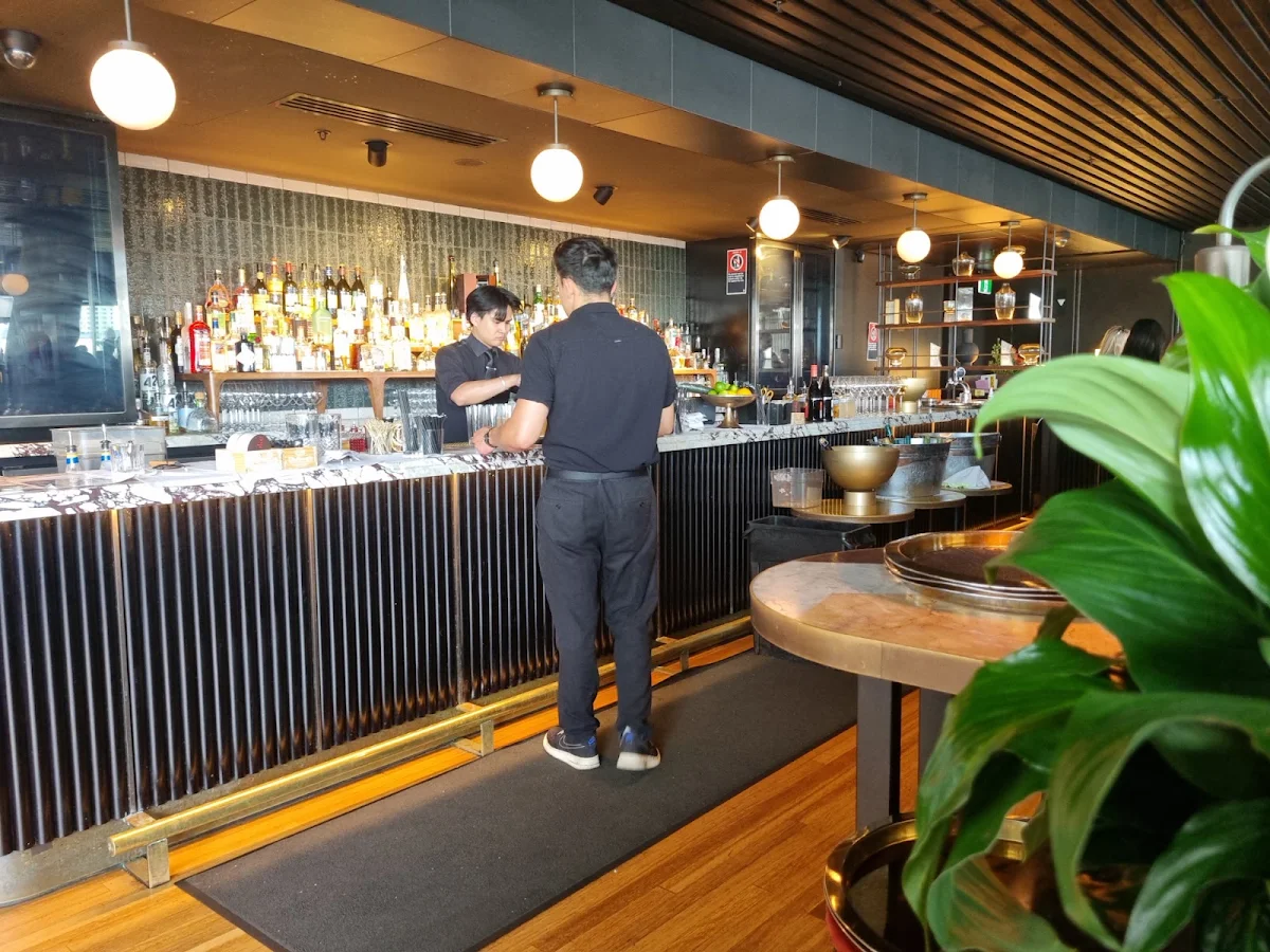 Vibe, Smoke Bar