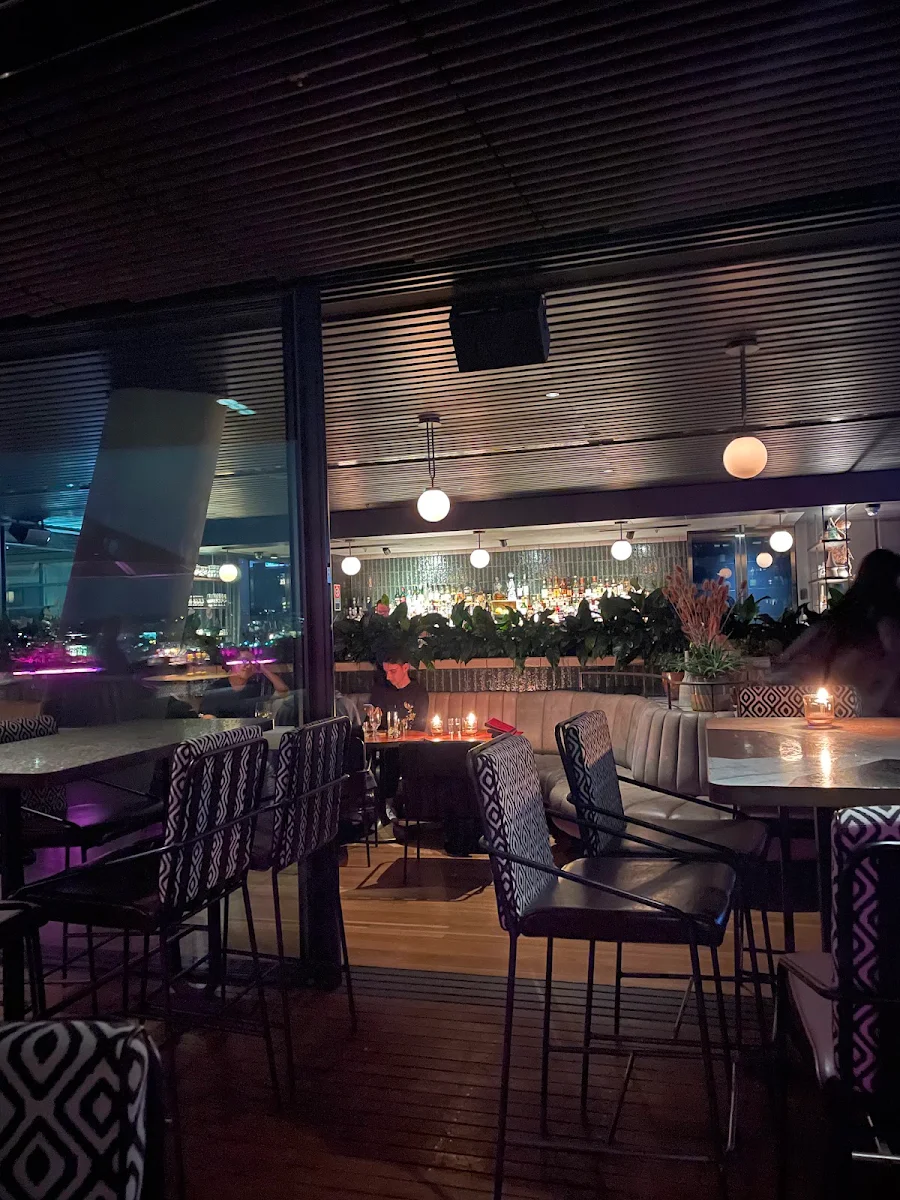 Vibe, Smoke Bar