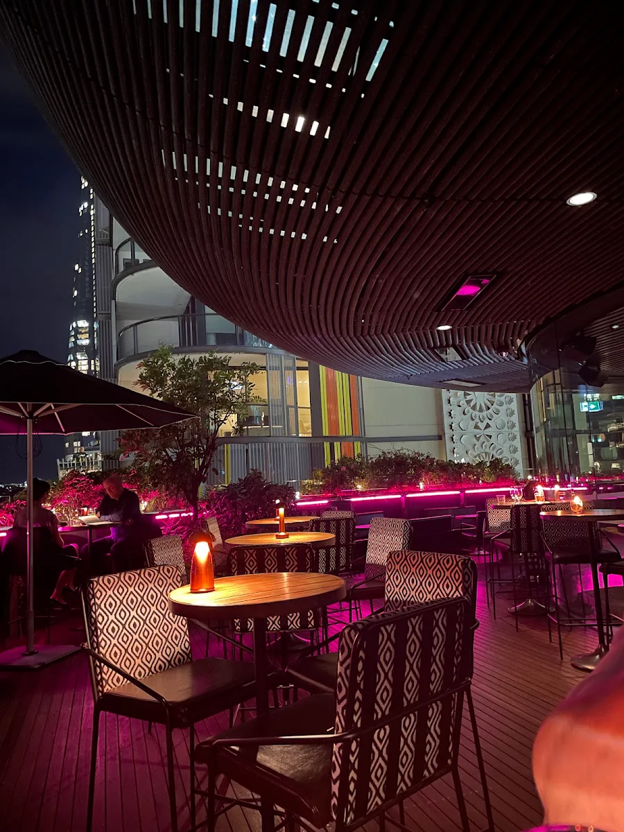 Vibe, Smoke Bar