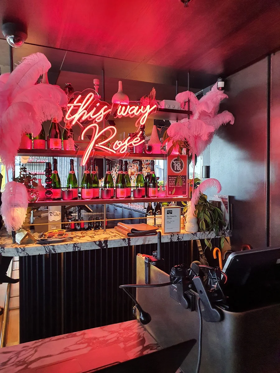 Vibe, Smoke Bar