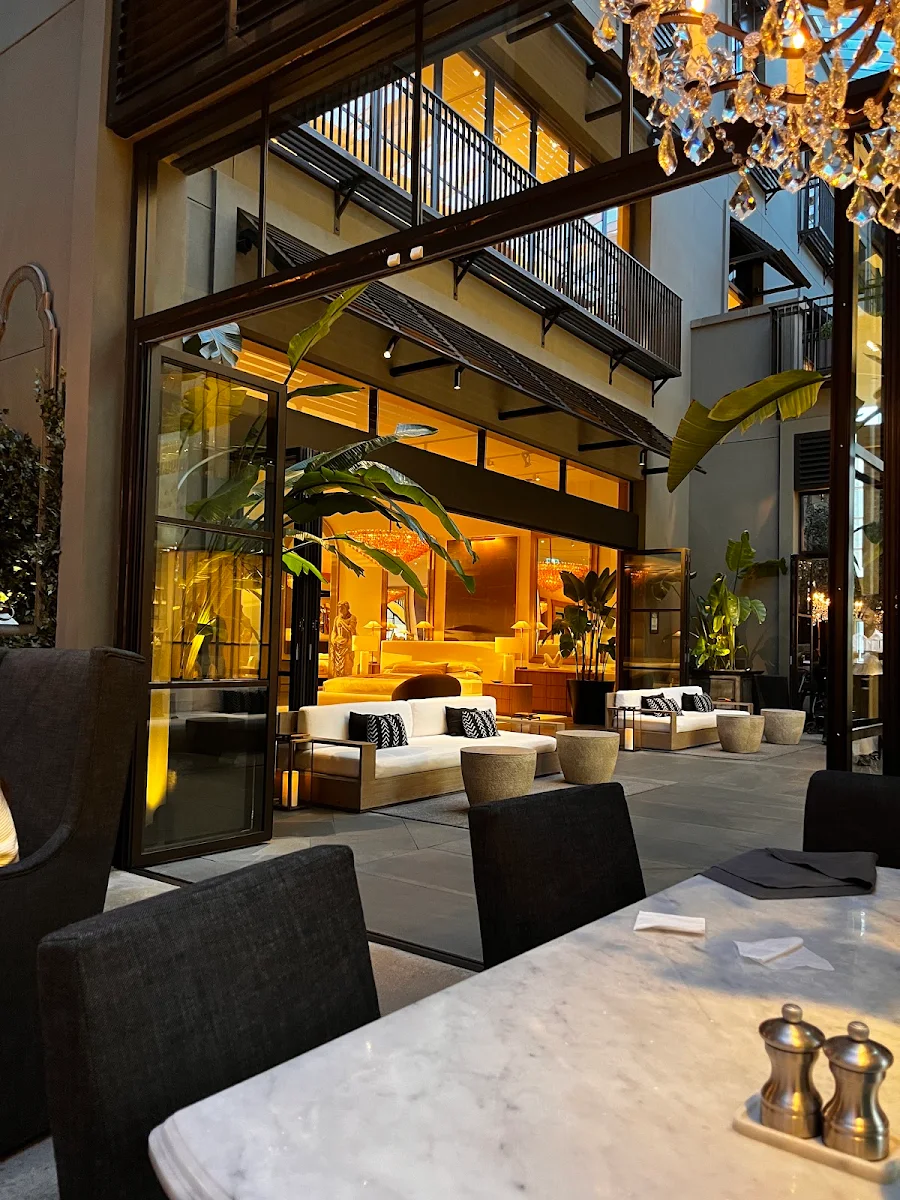Vibe, RH Courtyard Restaurant at RH Toronto