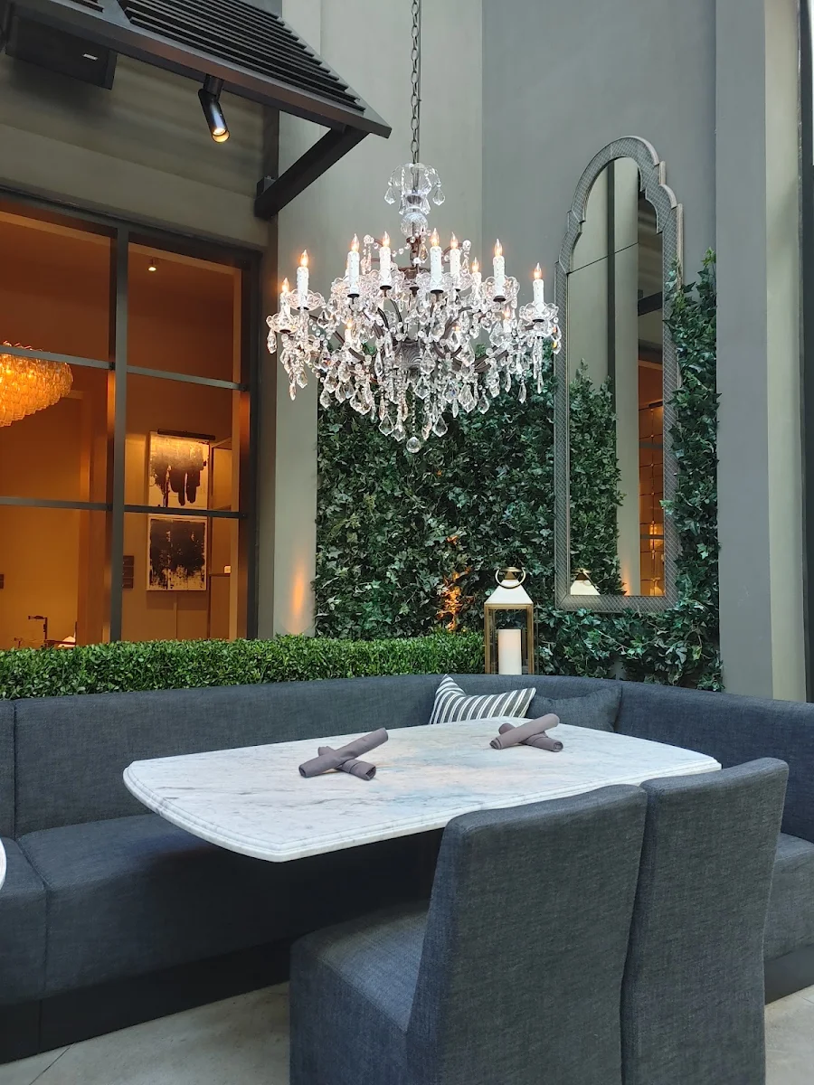 Vibe, RH Courtyard Restaurant at RH Toronto