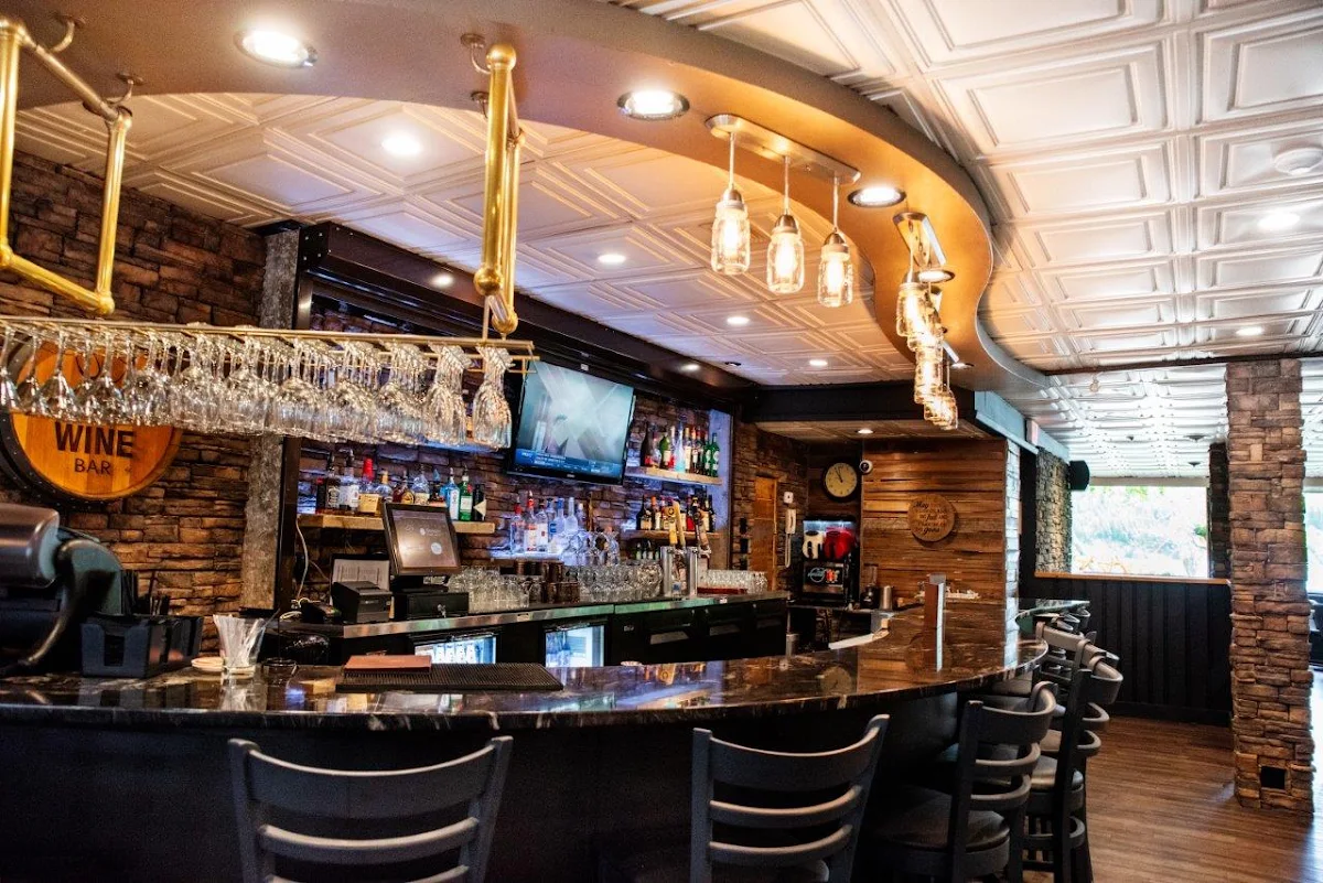 Vibe, Lakeside Chophouse & Wine Bar