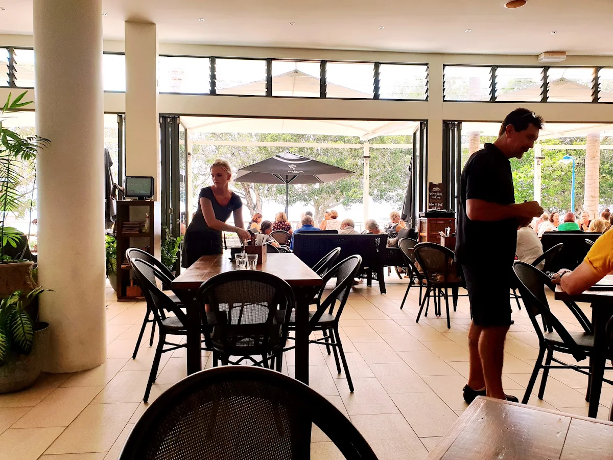Vibe, Salt Cafe Urangan