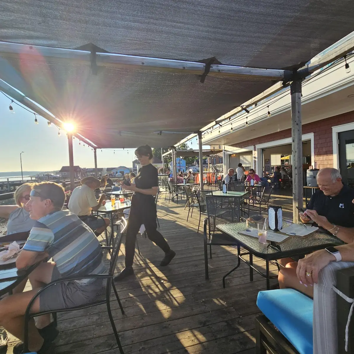 Vibe, Seasons By the Sea Bistro