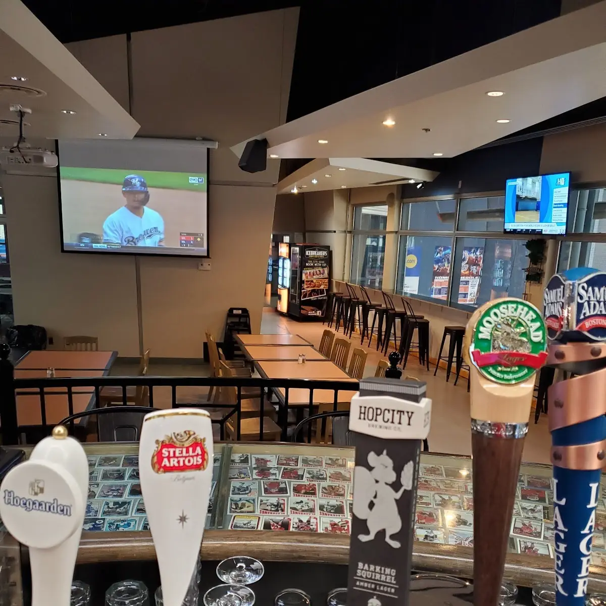 Food & drink, Icebreakers Sports Bar & Grill