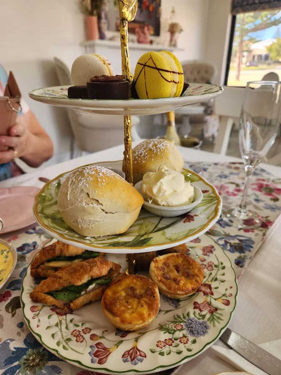 Food & drink, La Belle Cafe