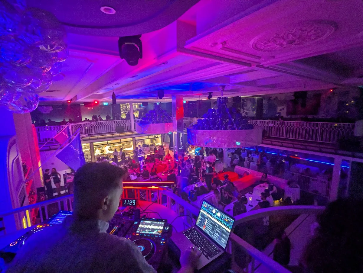 Vibe, Mademoiselle Raw Bar + Grill