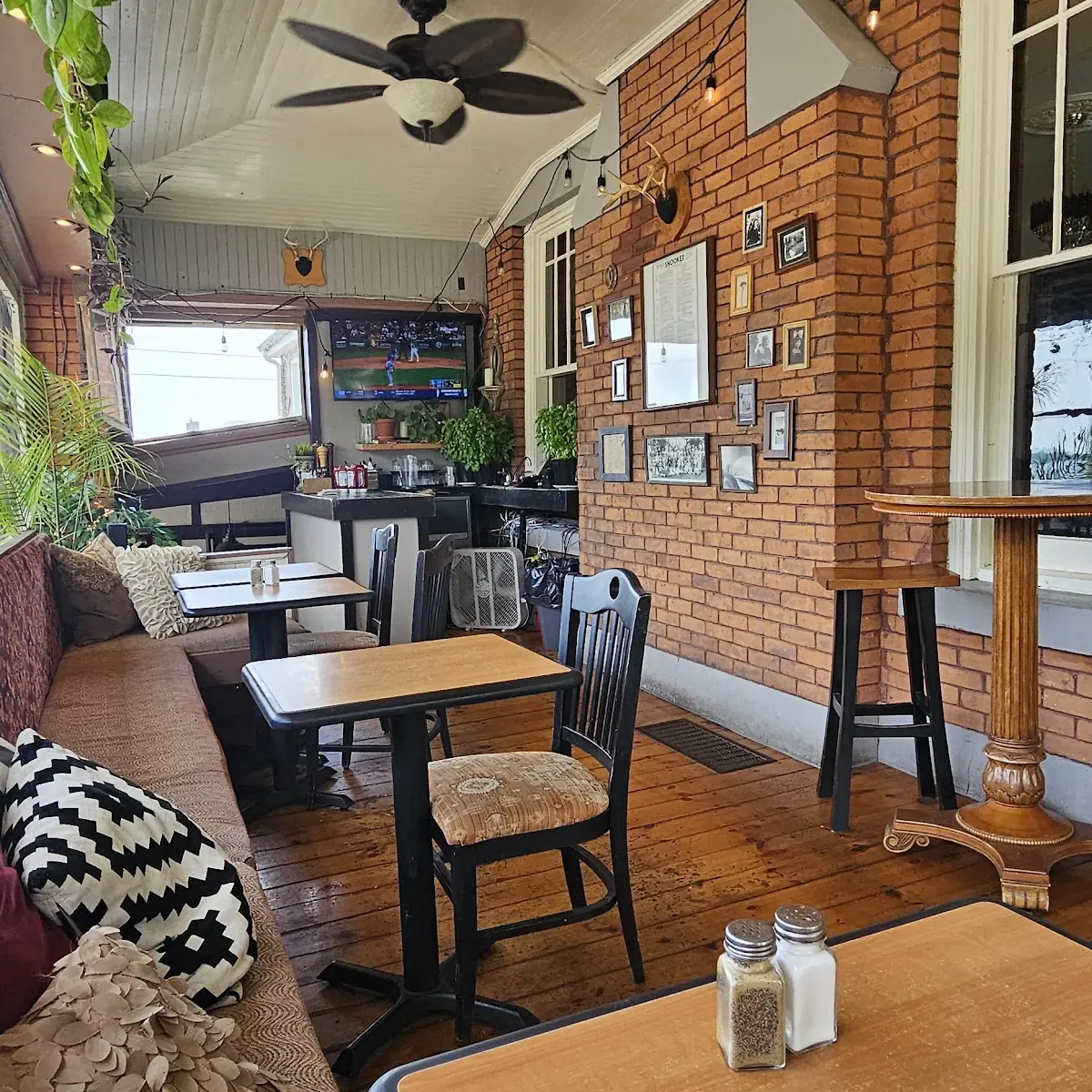 Vibe, Stonewater Pub