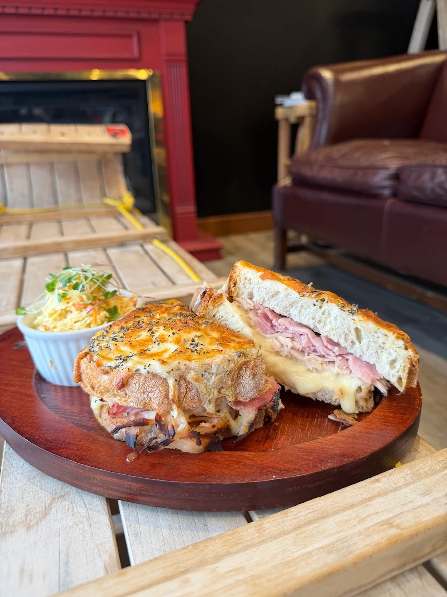 Food & drink, LA STATION des saveurs - Épicerie de proximité - Sandwiches / Salades - Café / Espresso / Thé - Bière Artisanale / Vin