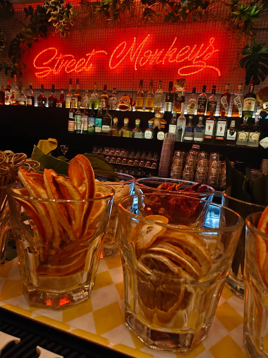 Food & drink, Les Street Monkeys