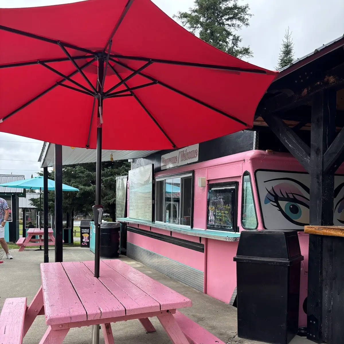 Vibe, Pinky's Roadside Diner