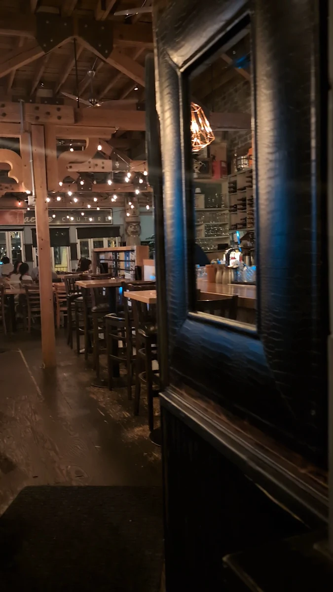 Vibe, Vault Restaurant