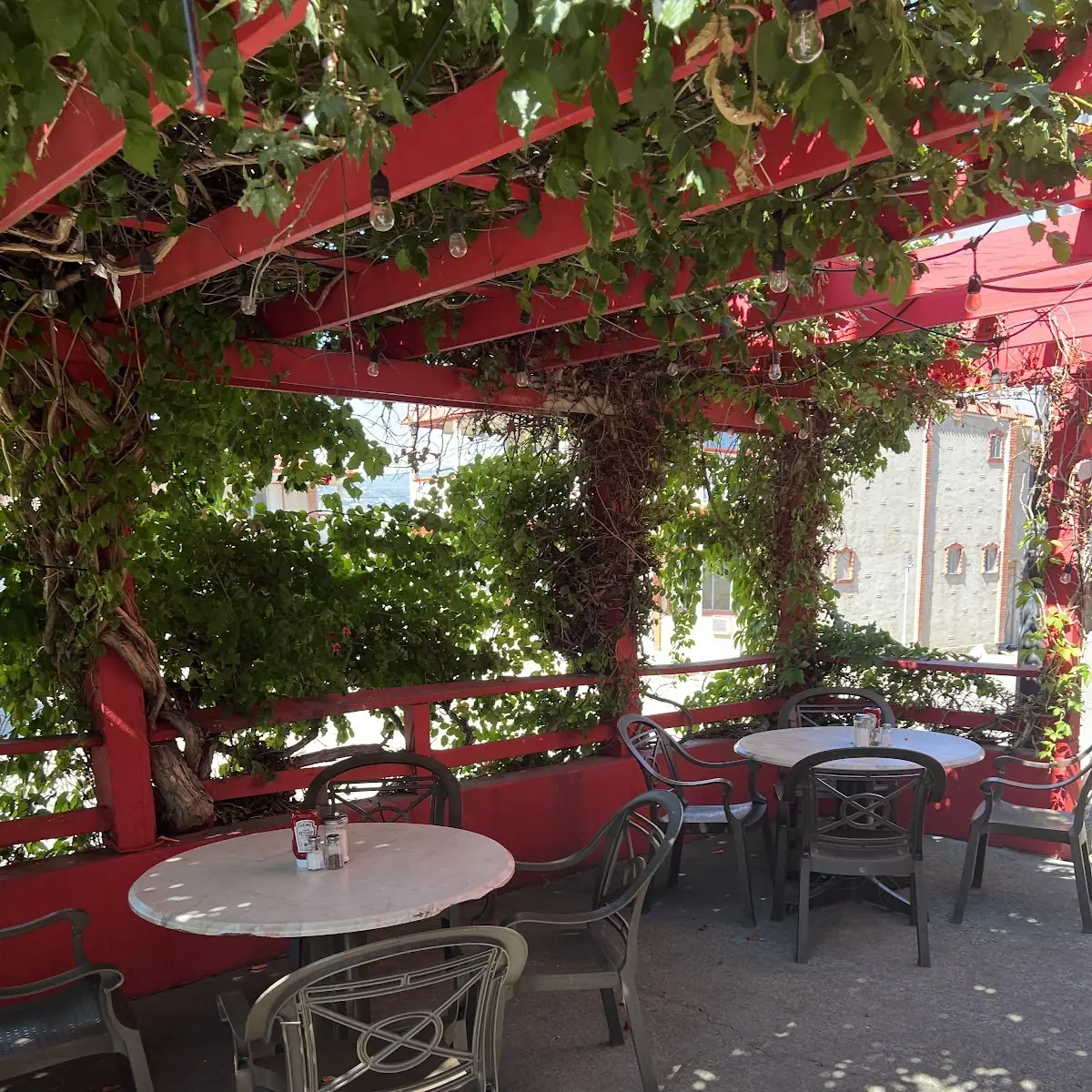 Vibe, Ambrosia Family Restaurant