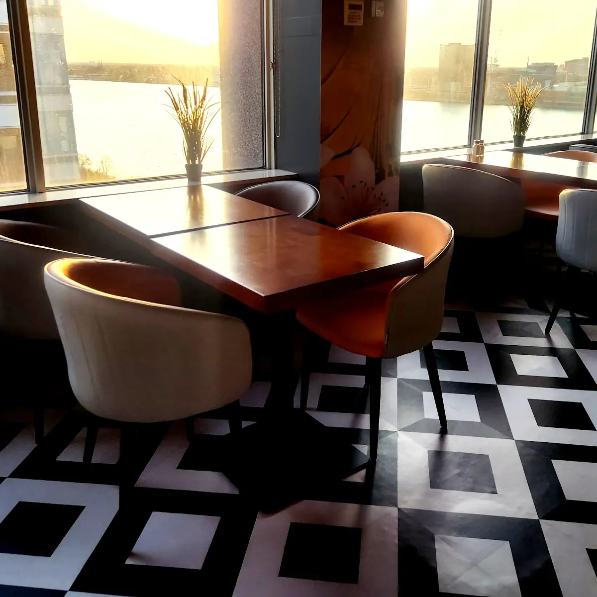 Vibe, Republik Asian Eatery And Bar - Windsor