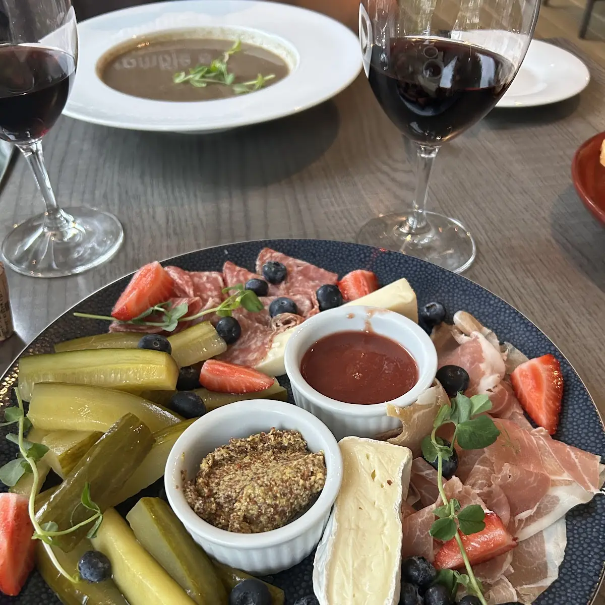 Food & drink, Zees Wine Bar & Grill