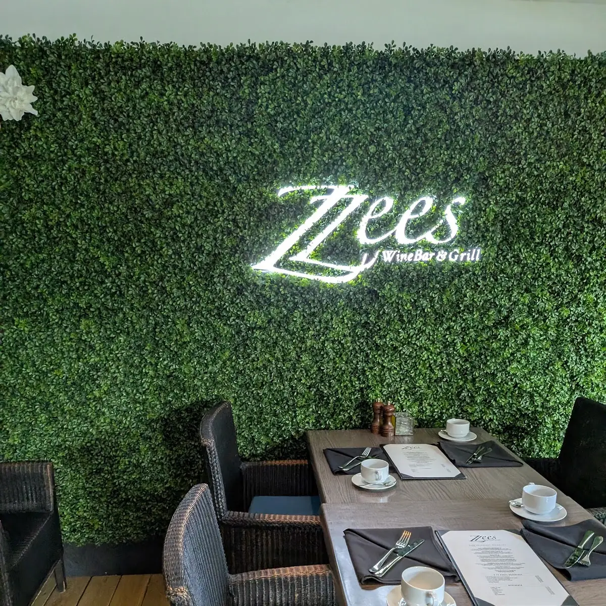 Vibe, Zees Wine Bar & Grill