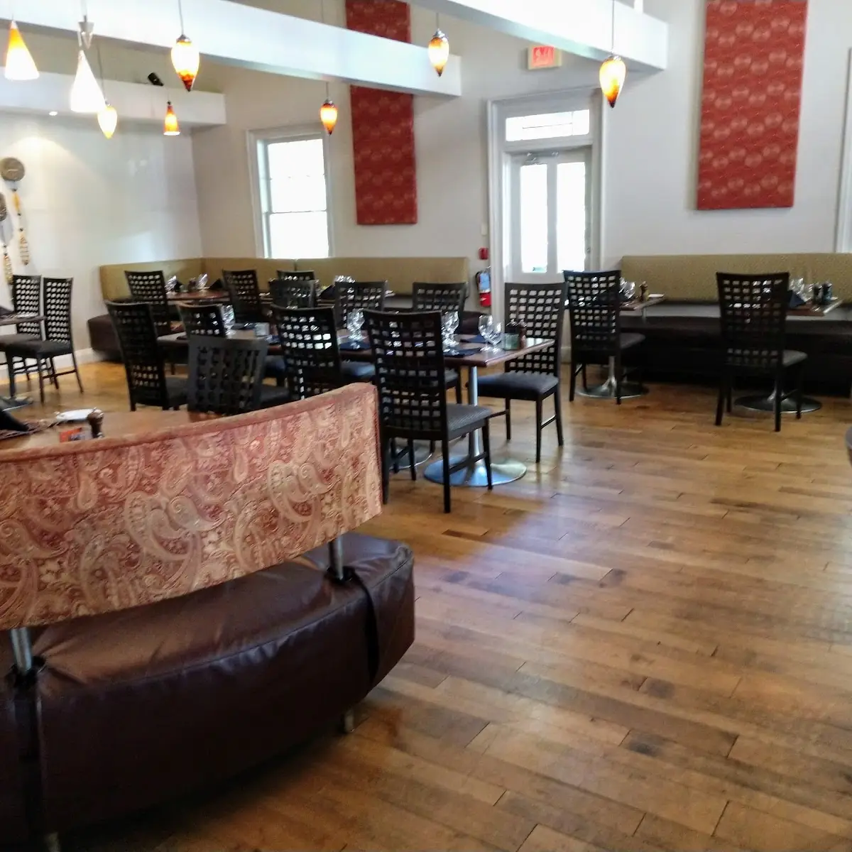 Vibe, Zees Wine Bar & Grill