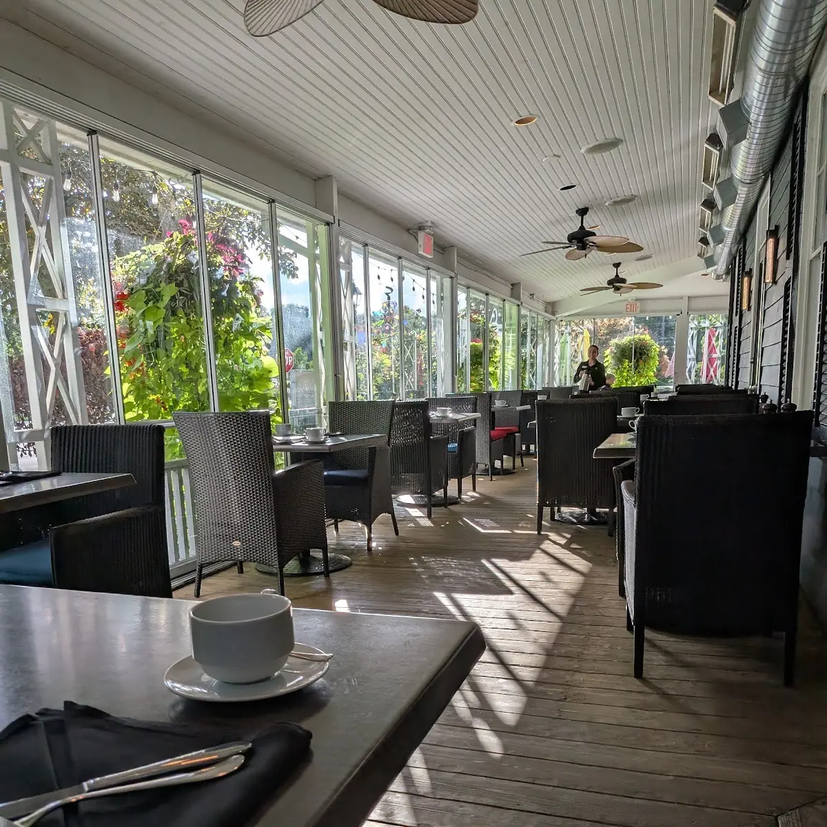 Vibe, Zees Wine Bar & Grill