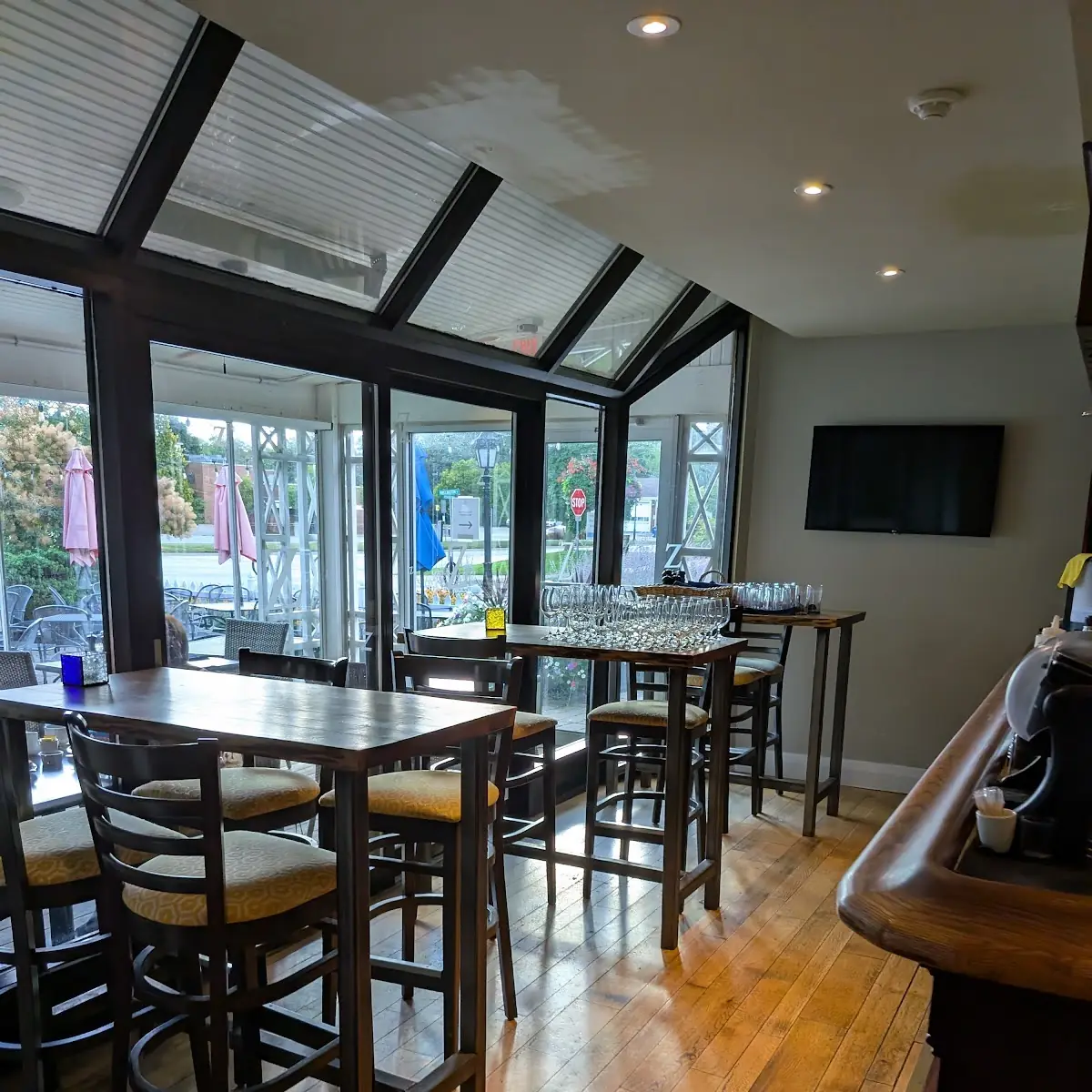 Vibe, Zees Wine Bar & Grill