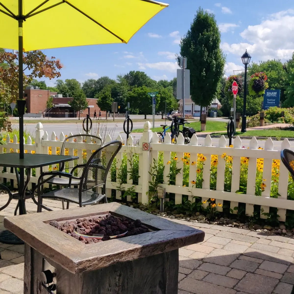 Vibe, Zees Wine Bar & Grill