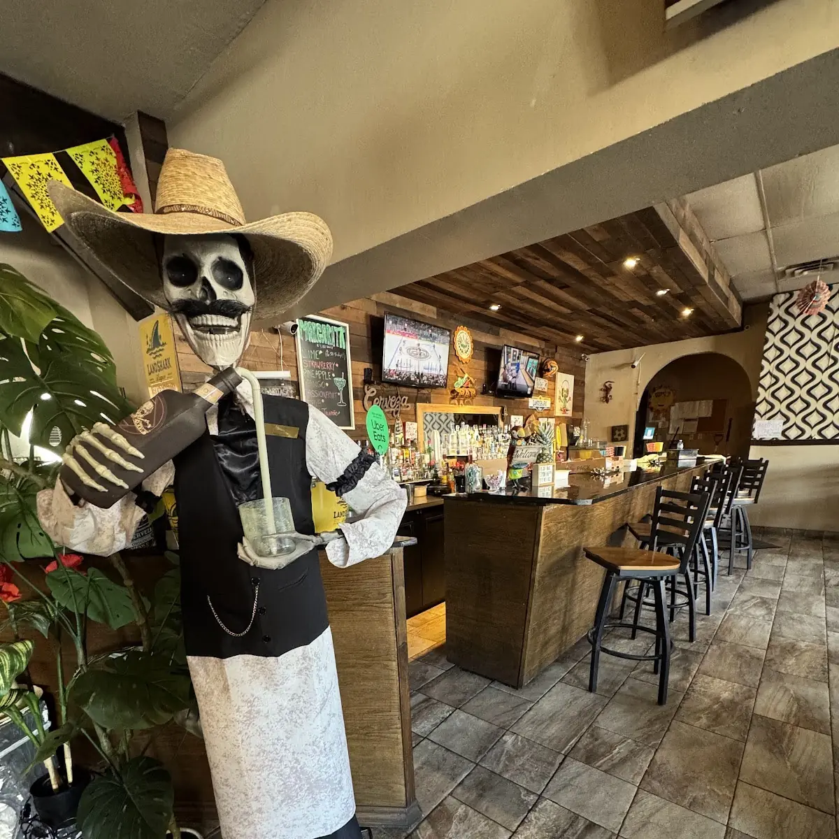Vibe, Mi Casita Restaurant & Bar