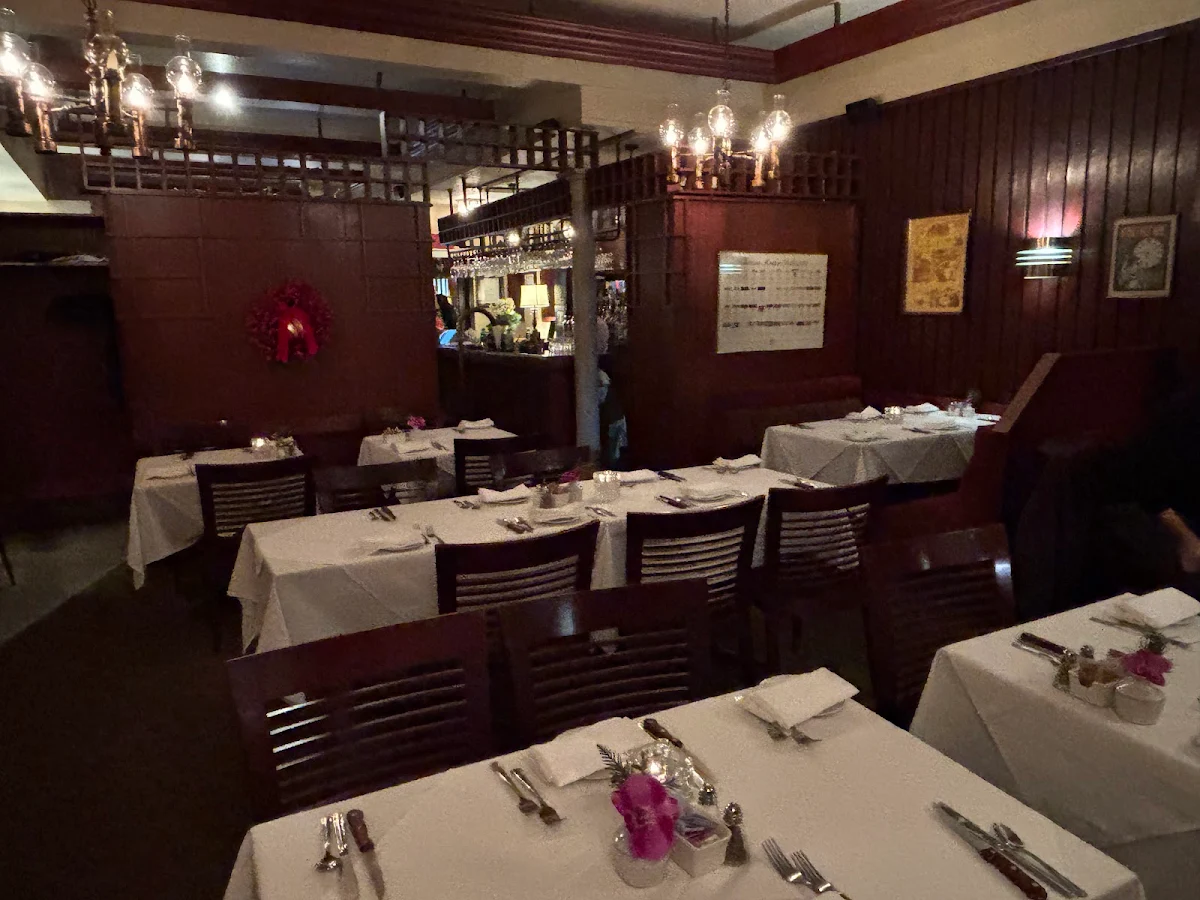 Vibe, Bardi's Steak House