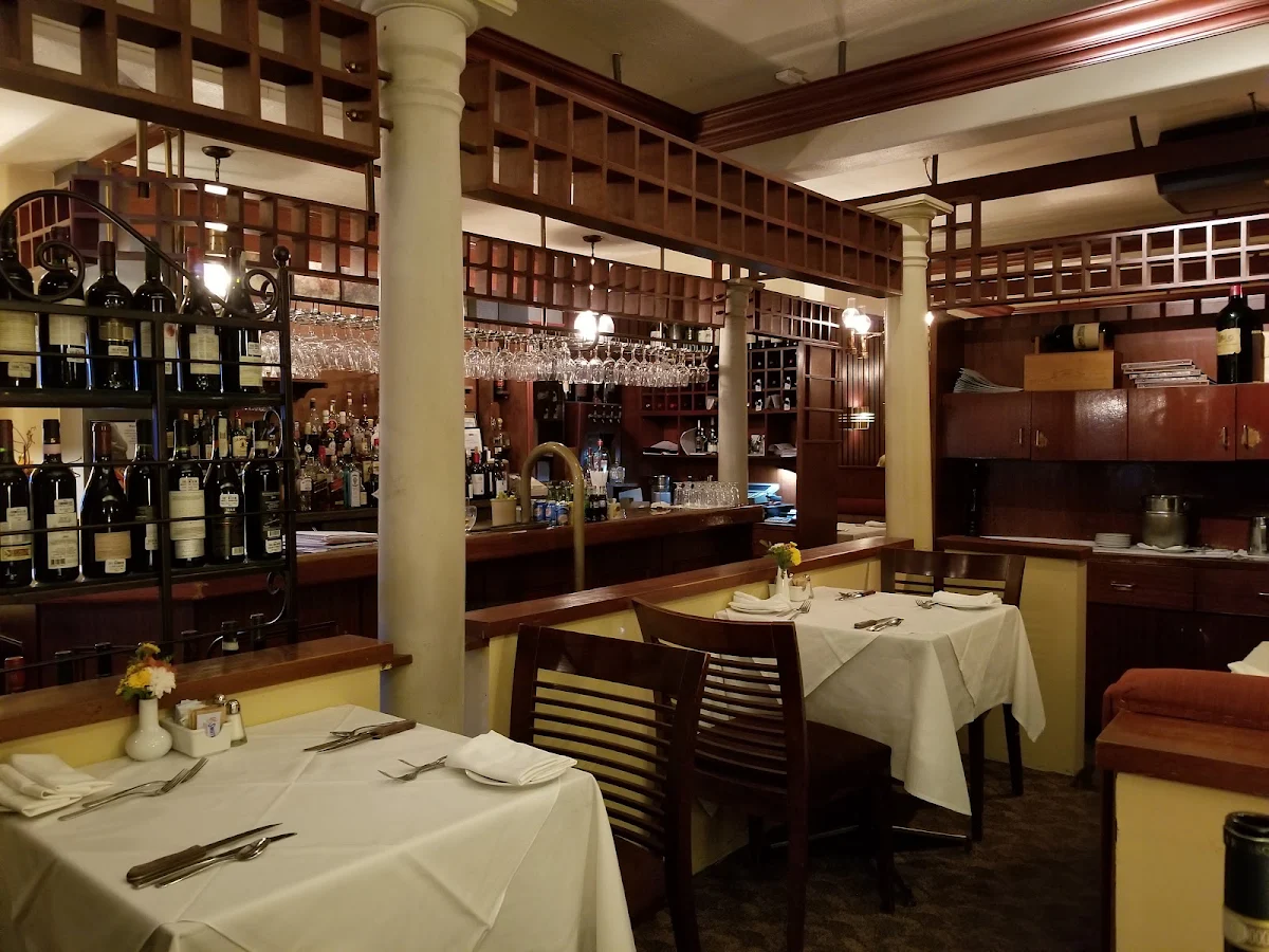Vibe, Bardi's Steak House