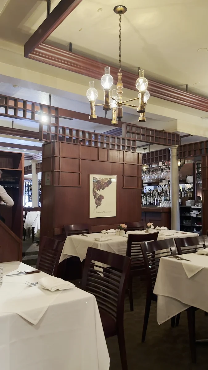 Vibe, Bardi's Steak House