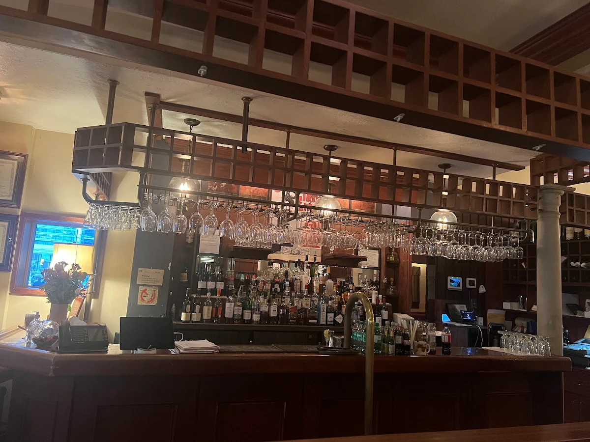 Vibe, Bardi's Steak House