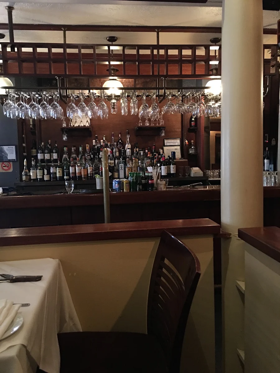 Vibe, Bardi's Steak House