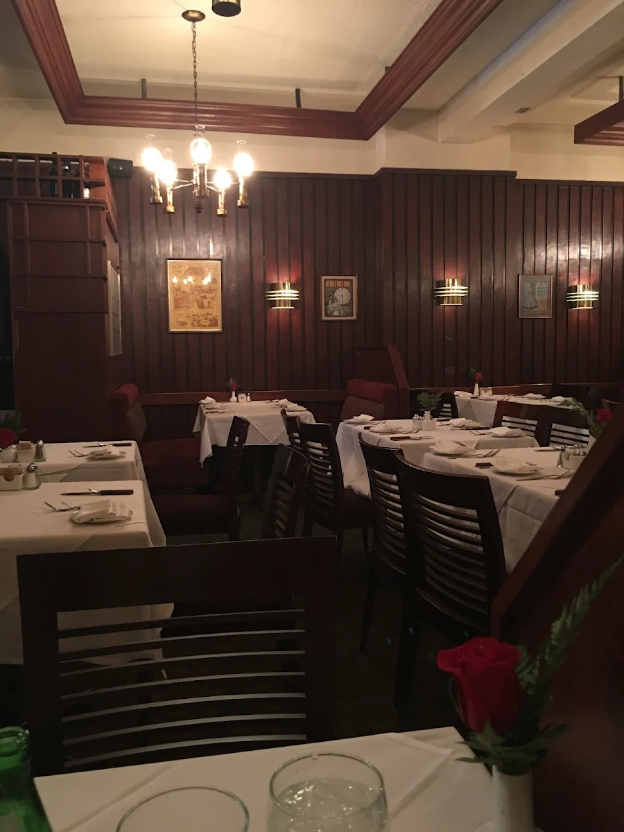 Vibe, Bardi's Steak House