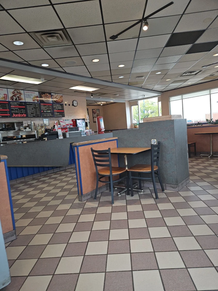 Vibe, Junior's Restaurant