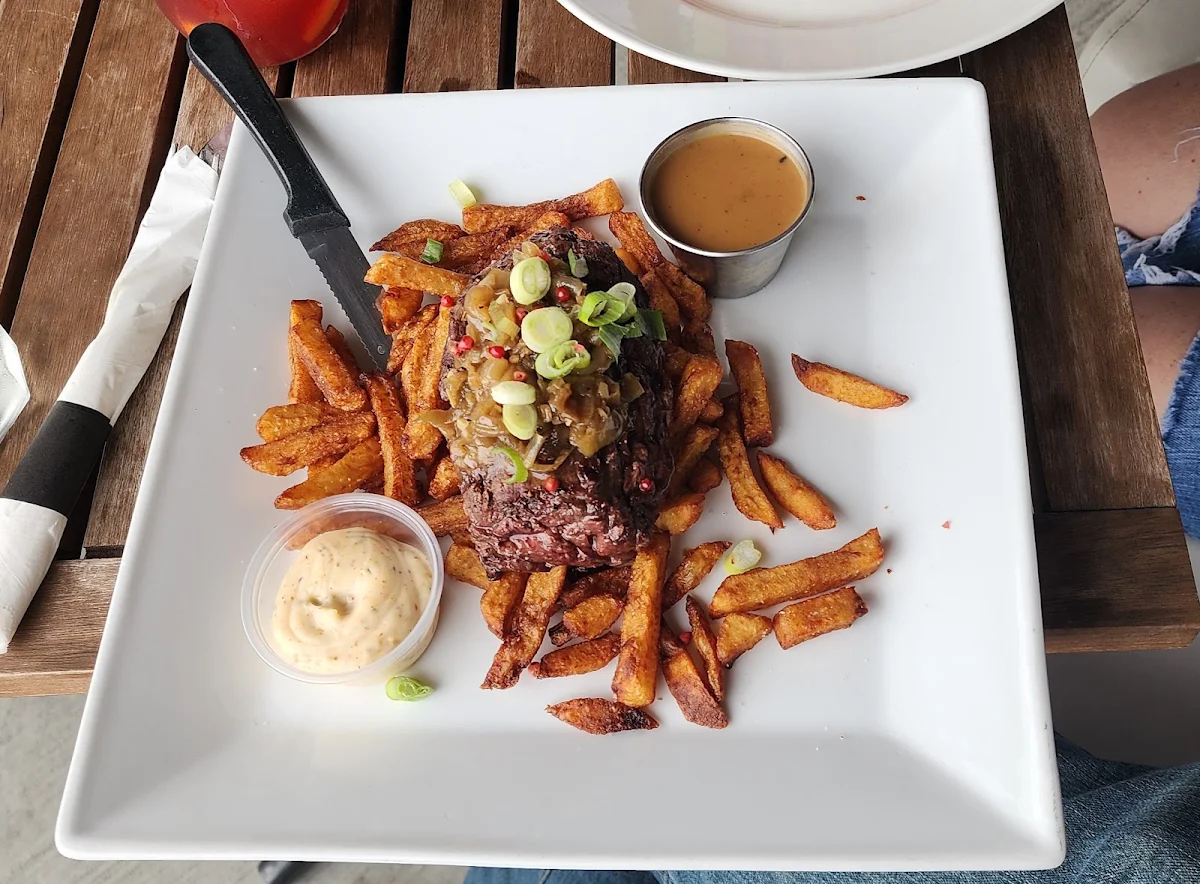 Food & drink, Le Macintosh Pub Bromont Inc.
