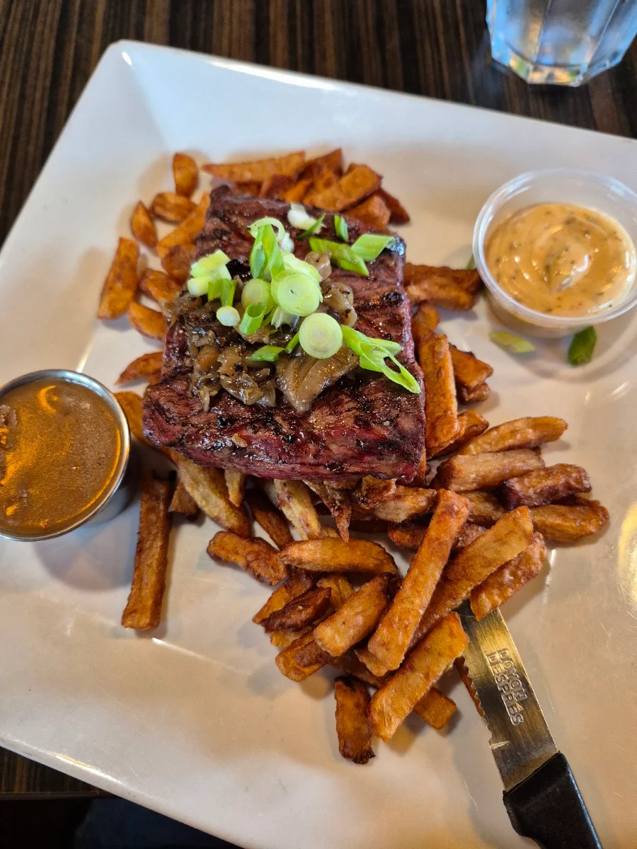 Food & drink, Le Macintosh Pub Bromont Inc.