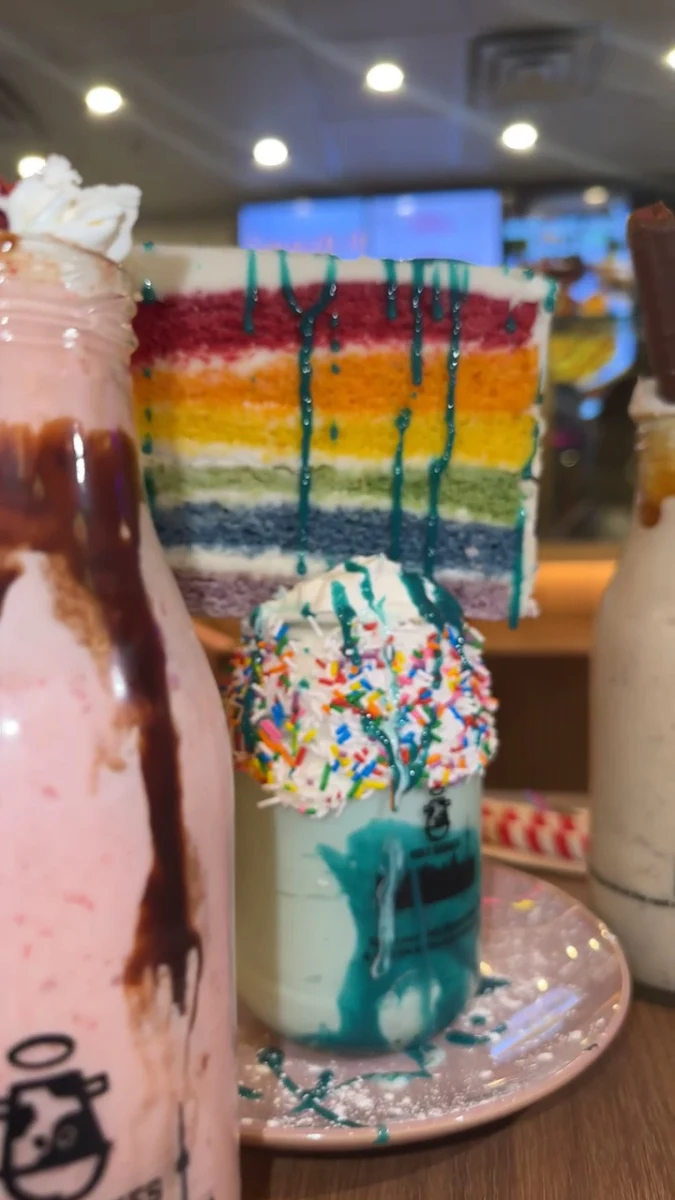 Food & drink, Holy Shakes Café. Dessert. Eatery.