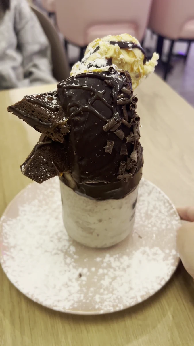 Food & drink, Holy Shakes Café. Dessert. Eatery.