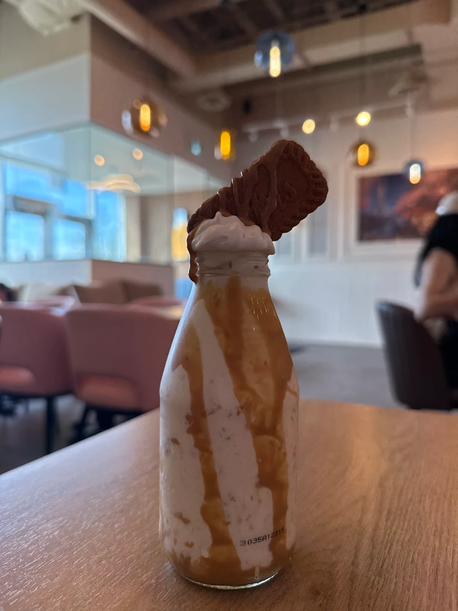 Food & drink, Holy Shakes Café. Dessert. Eatery.