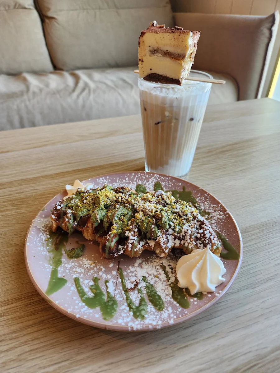Food & drink, Holy Shakes Café. Dessert. Eatery.