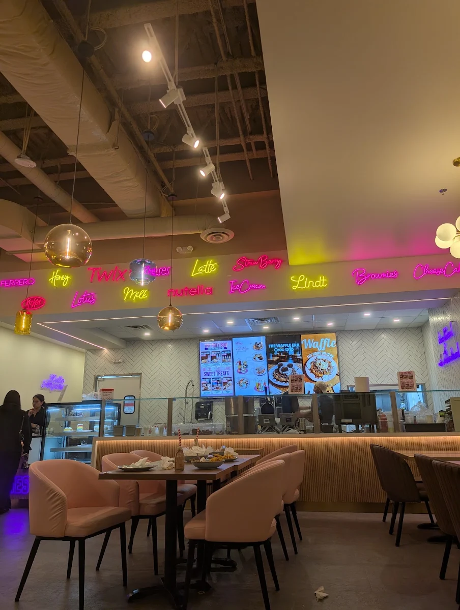 Vibe, Holy Shakes Café. Dessert. Eatery.