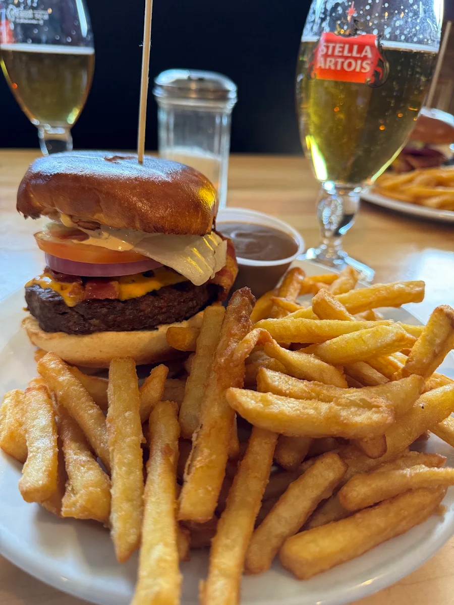 Food & drink, The Office Pub & Grill